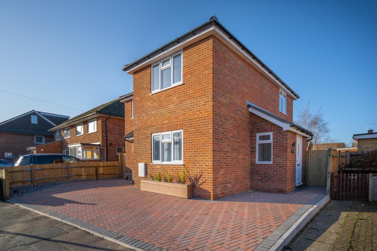Mill Road First Floor * Crawley (West Sussex)